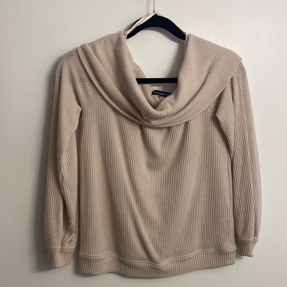 Abercrombie & Fitch off-the-shoulder long-sleeve shirt. - Picture 1 of 2